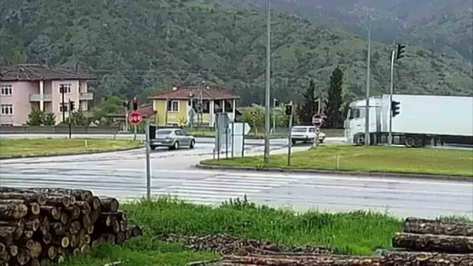 Amasya’da cenaze dönüşü feci kaza kamerada: Otomobilden fırlayan bebek hayatını kaybetti
