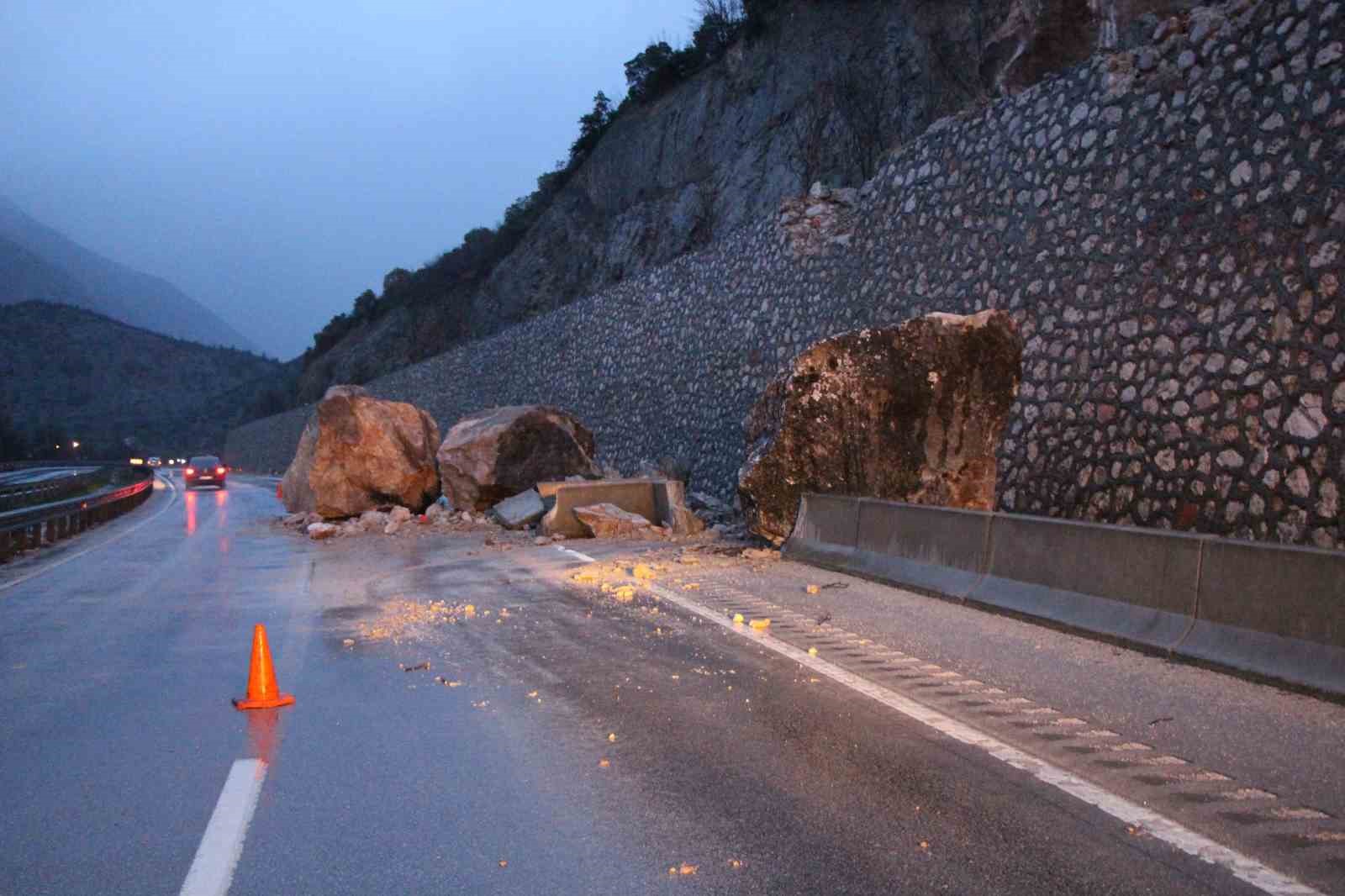 Amasya’da dağdan kopan dev kayalar yola düştü
