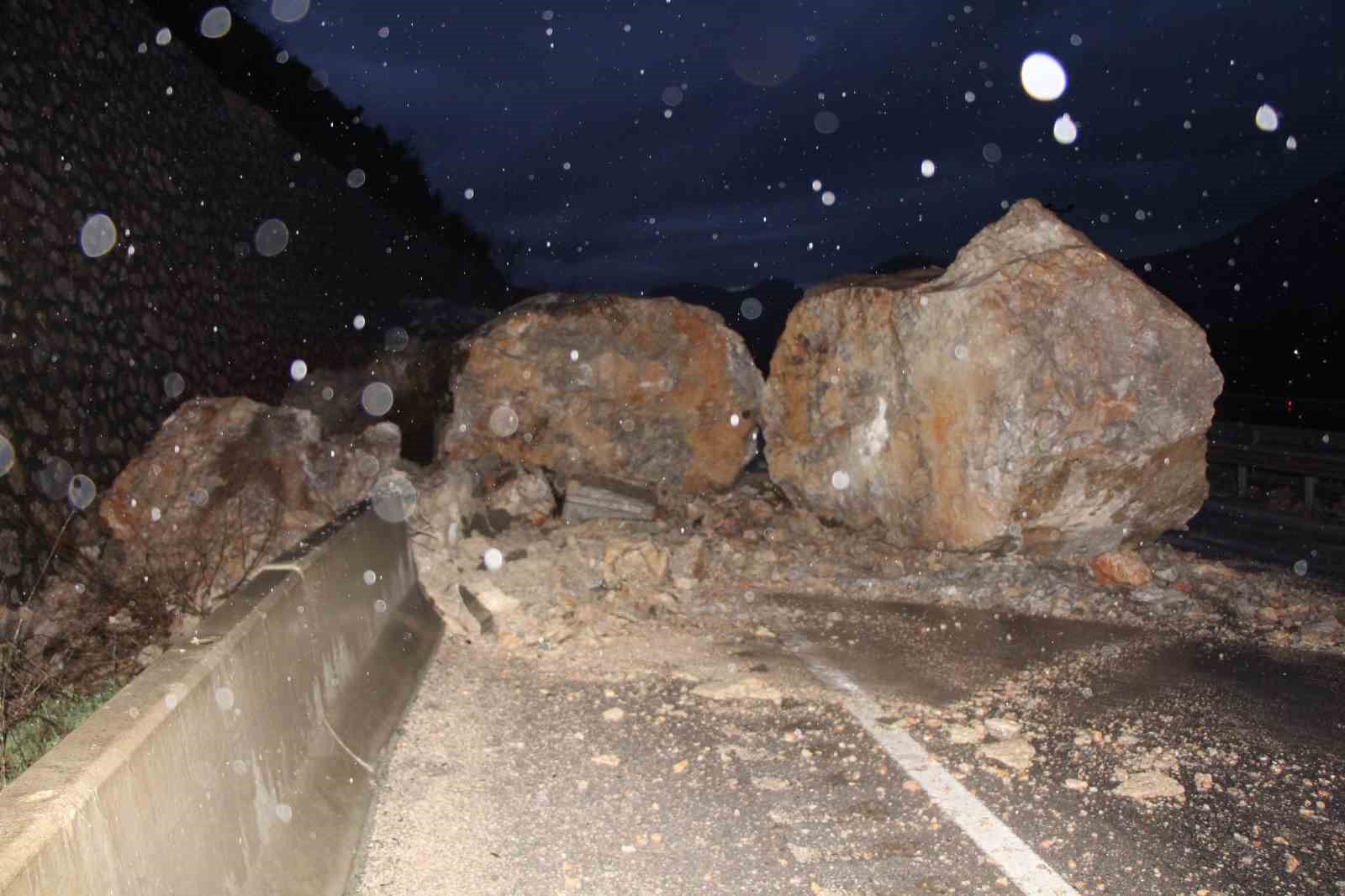 Amasya’da dağdan kopan dev kayalar yola düştü
