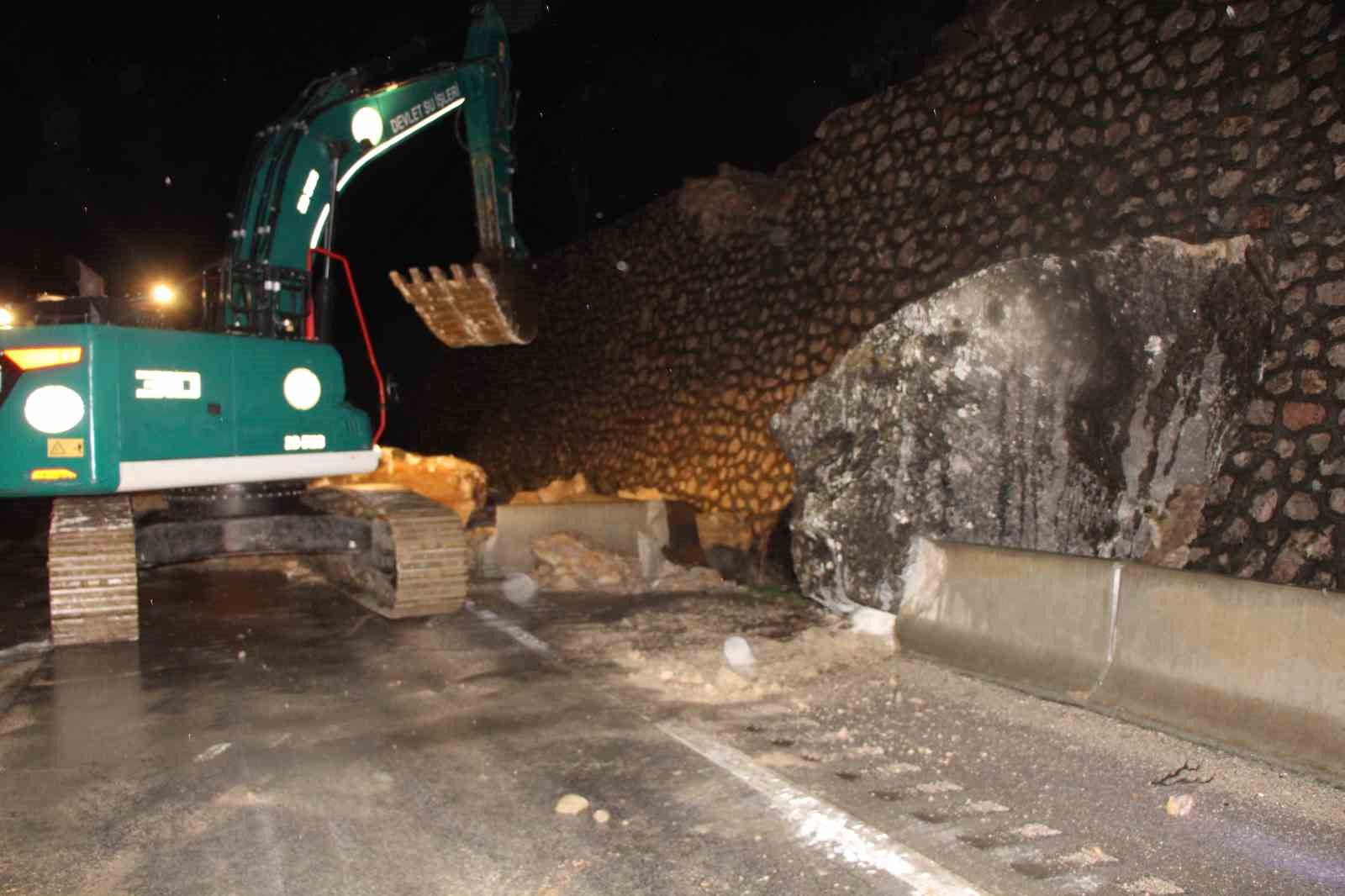 Amasya’da dağdan kopan dev kayalar yola düştü
