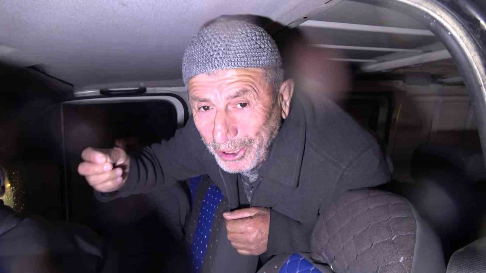 Amasya’da dağdan kopan dev kayalar yola düştü
