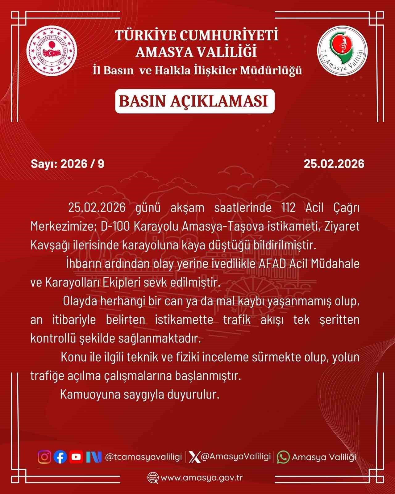 Amasya’da dağdan kopan dev kayalar yola düştü
