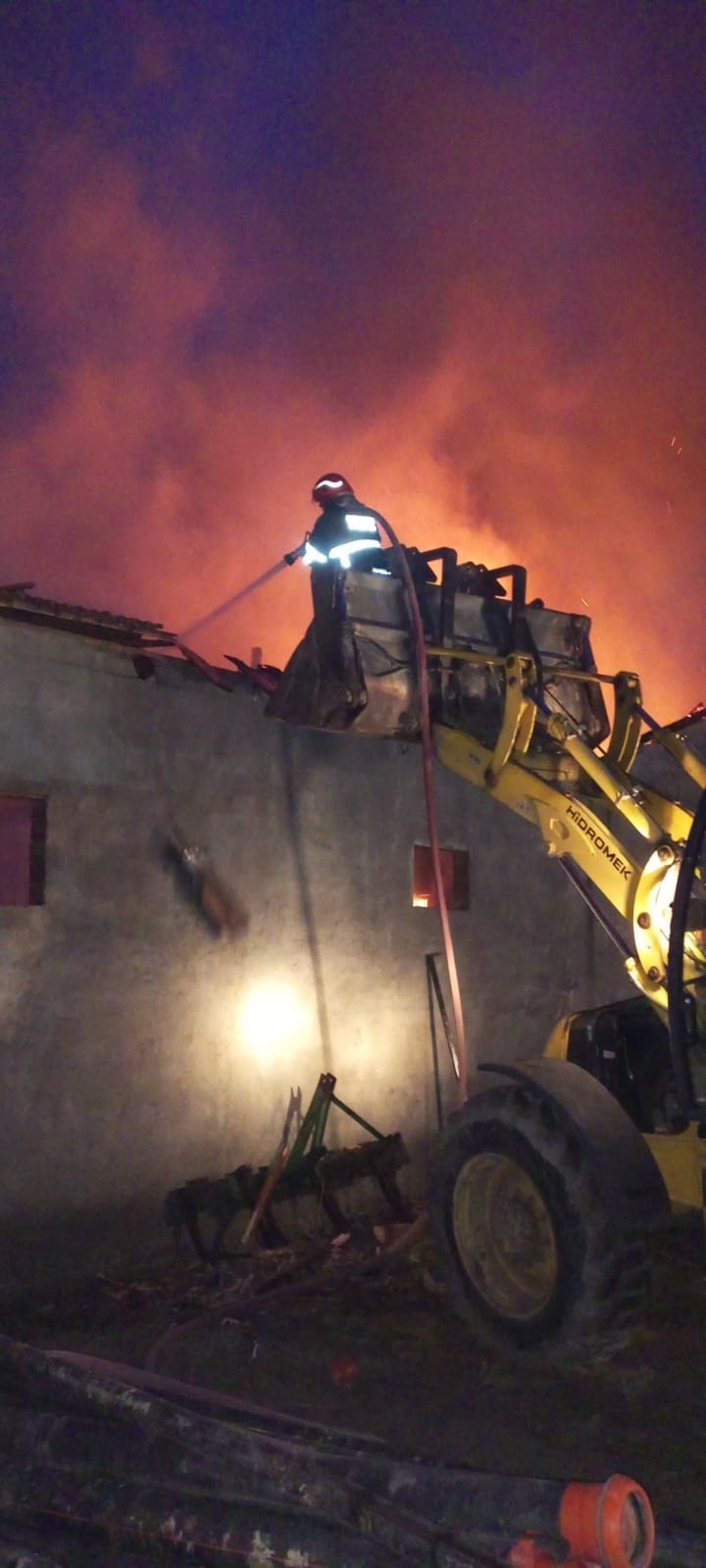 Amasya’da depo yangını: 3 traktör, 1 otomobil ve tarım aletleri zarar gördü
