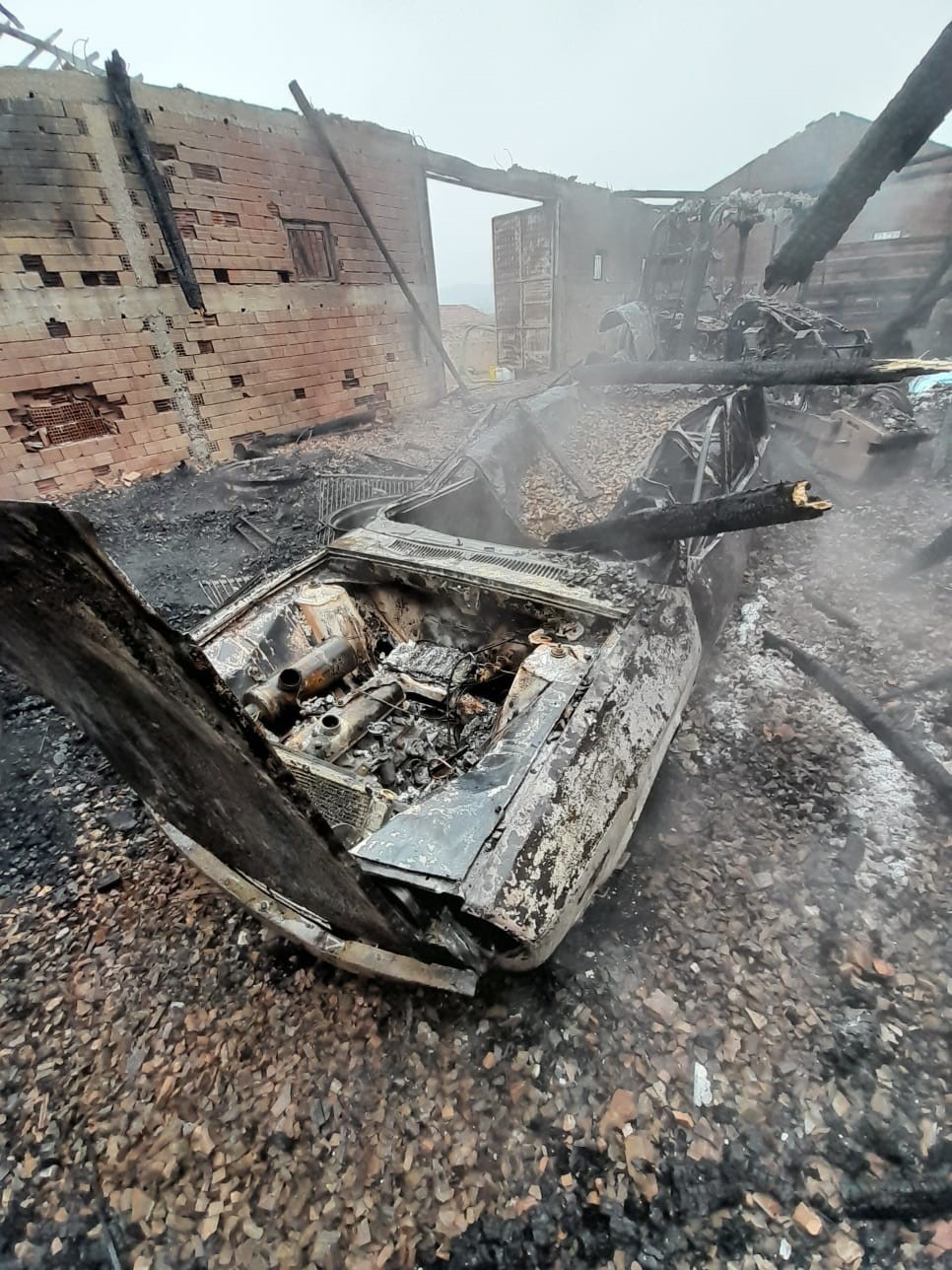 Amasya’da depo yangını: 3 traktör, 1 otomobil ve tarım aletleri zarar gördü
