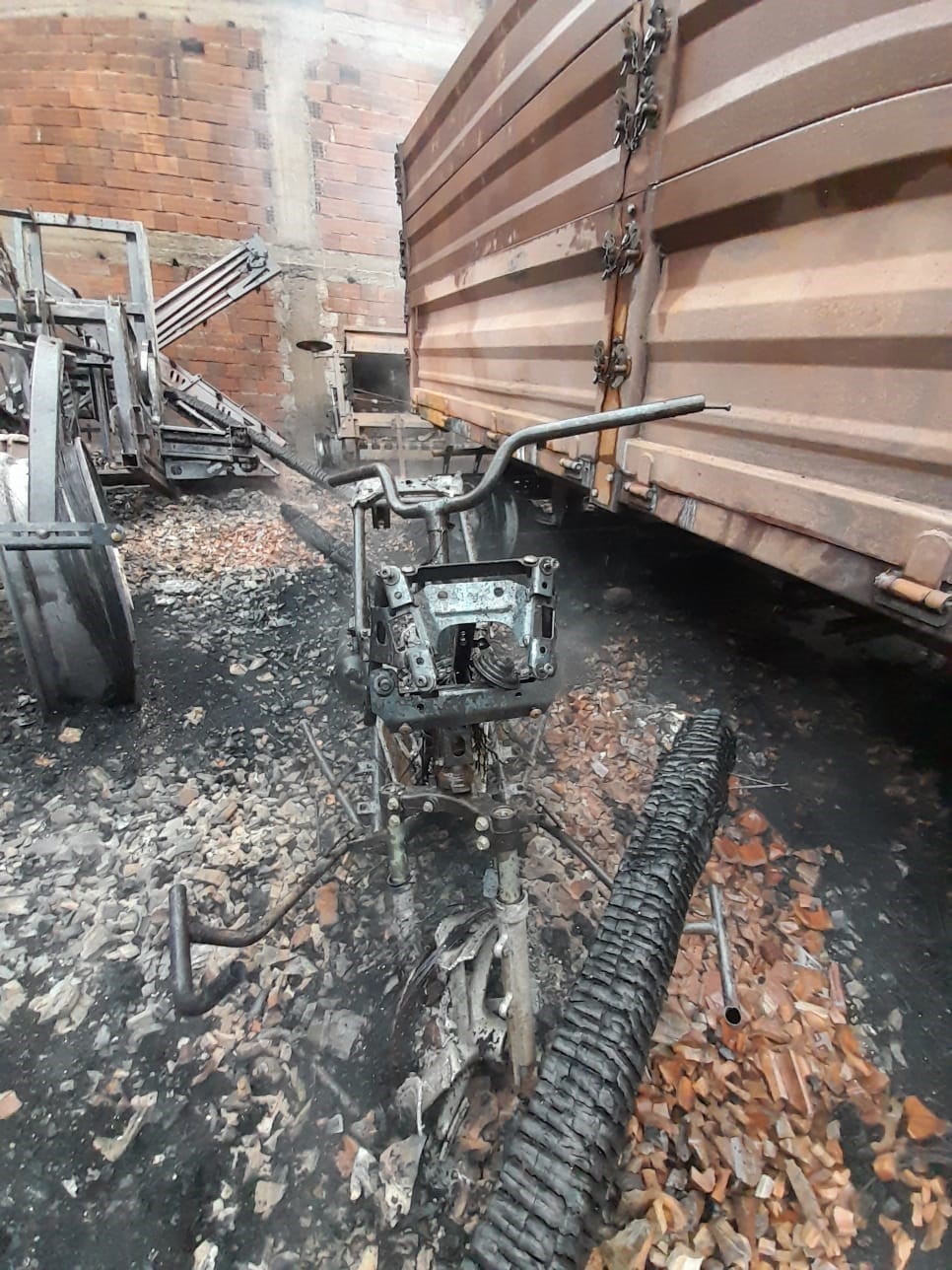 Amasya’da depo yangını: 3 traktör, 1 otomobil ve tarım aletleri zarar gördü
