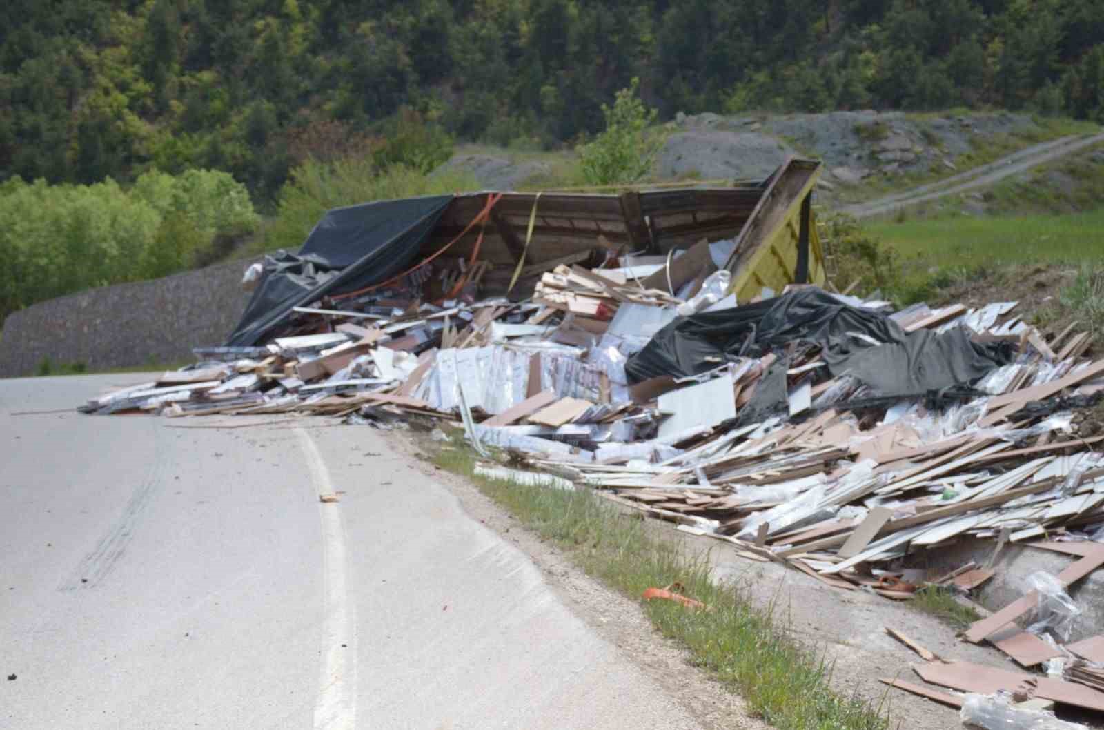 Amasya’da devrilen tırın sürücüsü hayatını kaybetti
