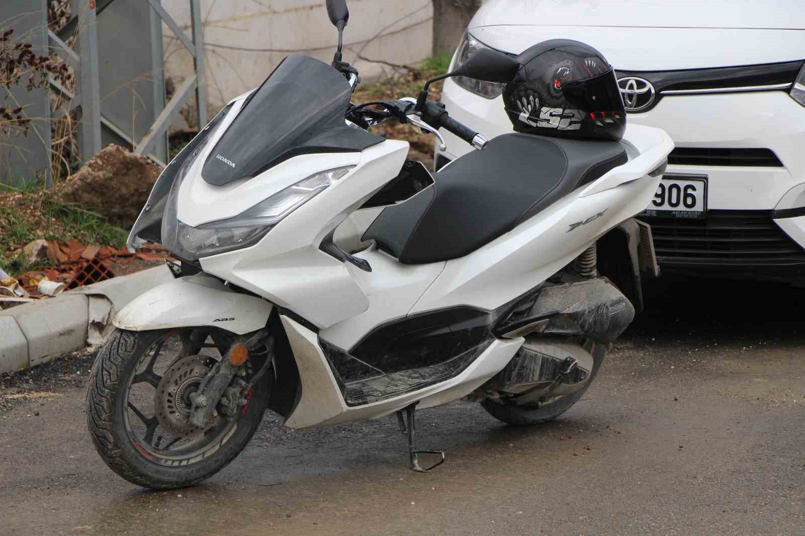 Amasya’da ‘dur’ ihtarına uymayıp kaçan motosikletli çocuk önüne çıkan polise çarptı
