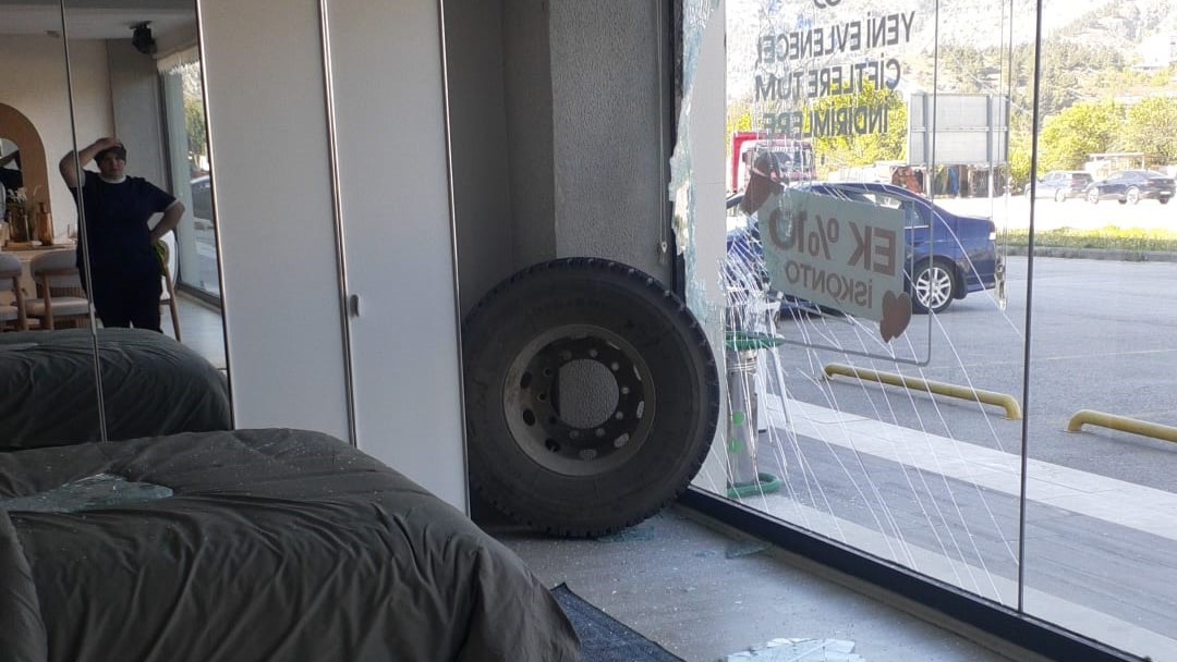 Amasya’da kamyondan kopan teker mağazaya daldı
