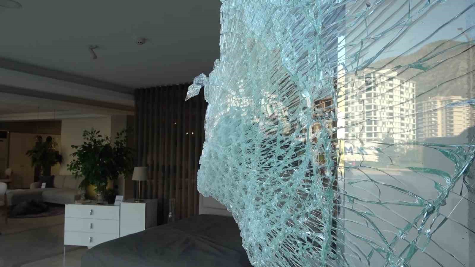 Amasya’da kamyondan kopan teker mağazaya daldı
