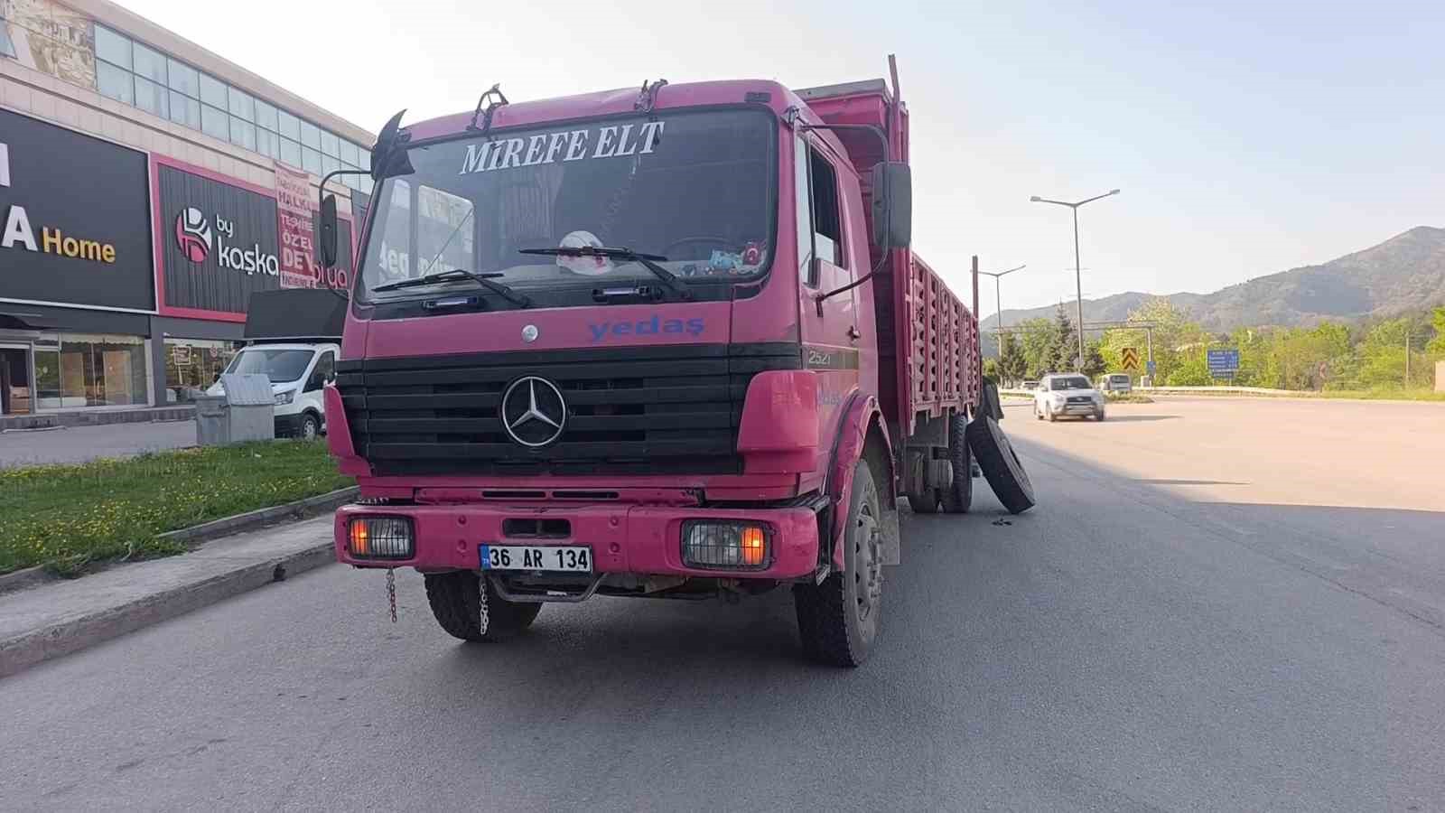 Amasya’da kamyondan kopan teker mağazaya daldı
