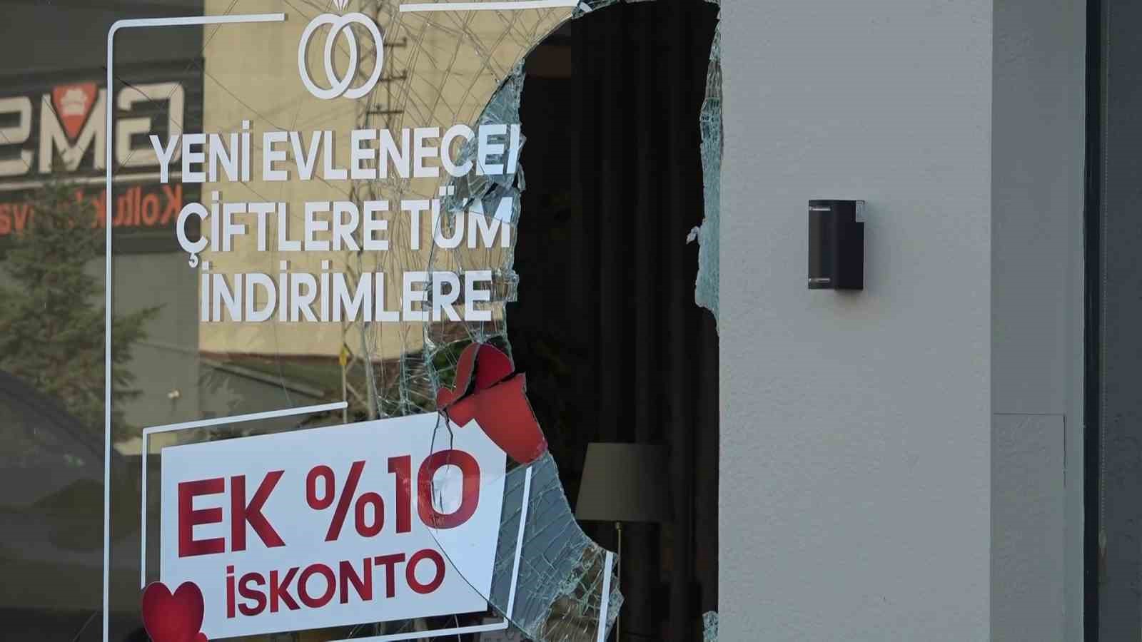 Amasya’da kamyondan kopan teker mağazaya daldı
