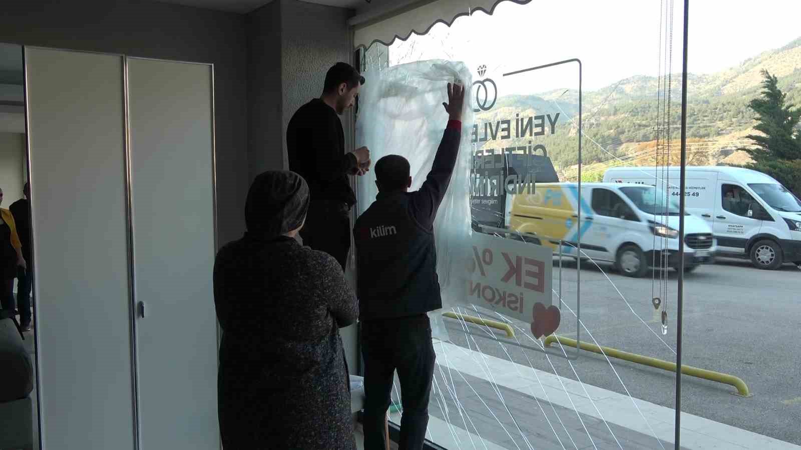 Amasya’da kamyondan kopan teker mağazaya daldı
