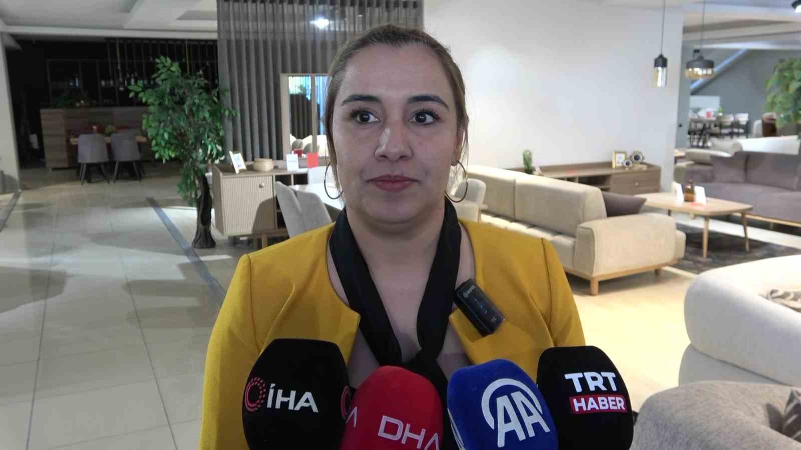 Amasya’da kamyondan kopan teker mağazaya daldı
