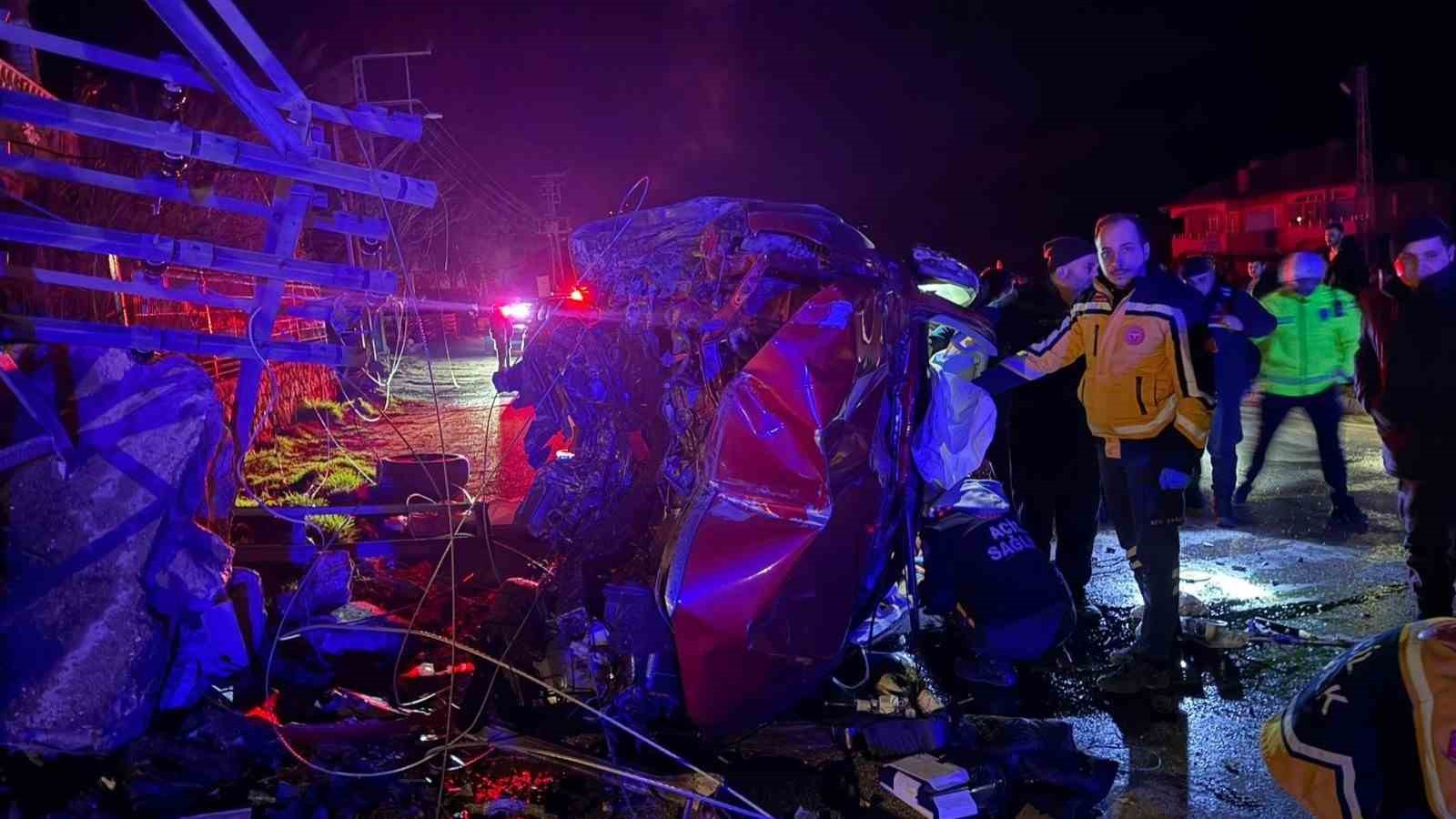 Amasya’da kamyonet çarptığı elektrik direğini ikiye ayırdı: 1 yaralı
