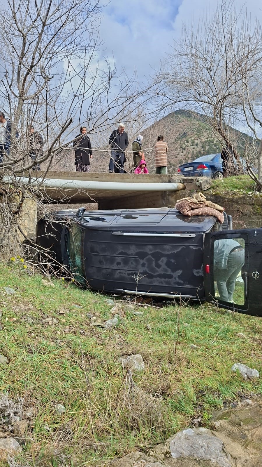 Amasya’da kamyonet menfeze devrildi: 3 yaralı
