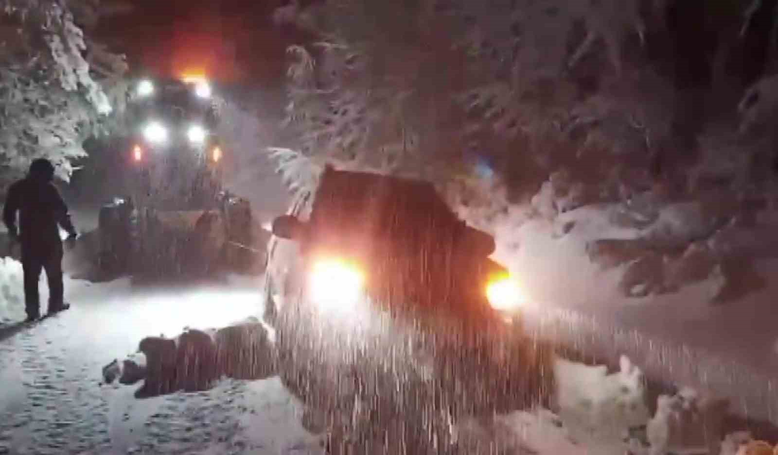 Amasya’da karlı dağ yolunda mahsur kalan aile greyderle kurtarıldı
