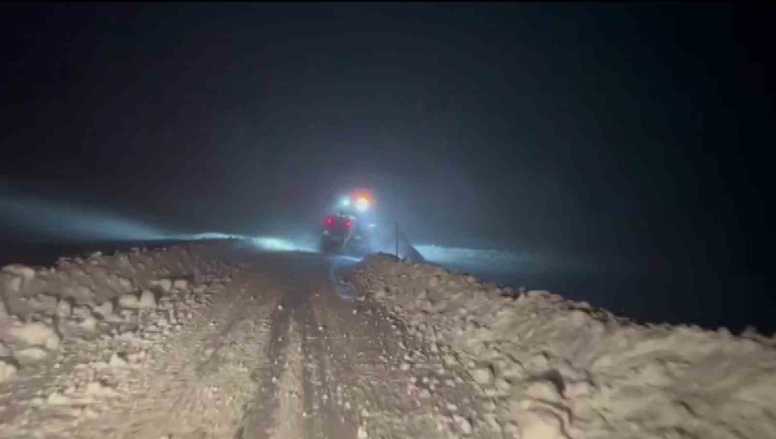 Amasya’da karlı dağ yolunda mahsur kalan aile greyderle kurtarıldı
