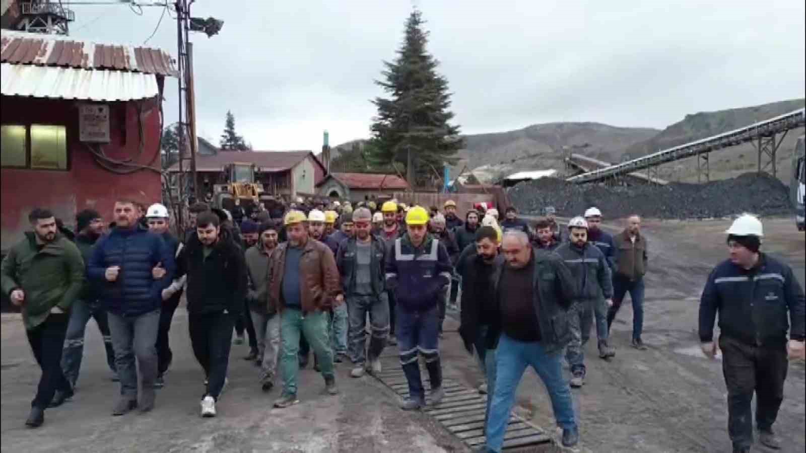 Amasya’da maden işçileri maaşlarını alamadıkları gerekçesiyle iş durdurma kararı aldı
