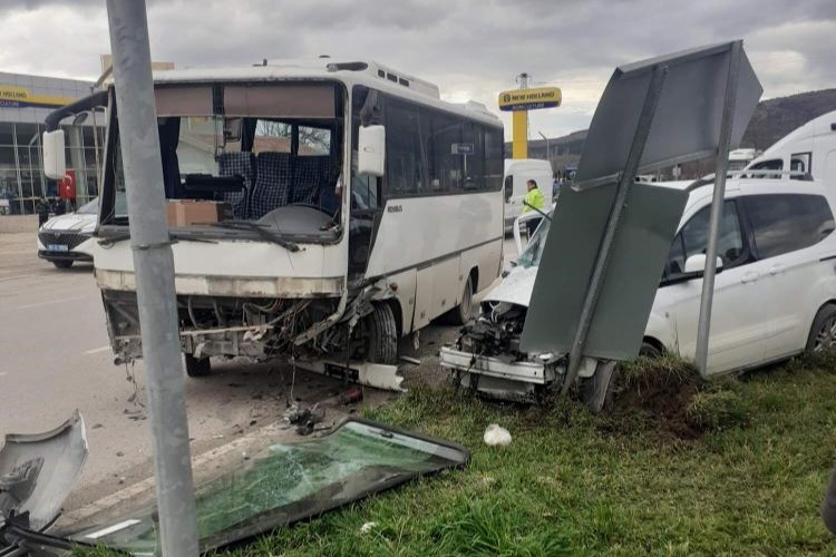 Amasya’da midibüs ile kamyonet çarpıştı: 6 yaralı
