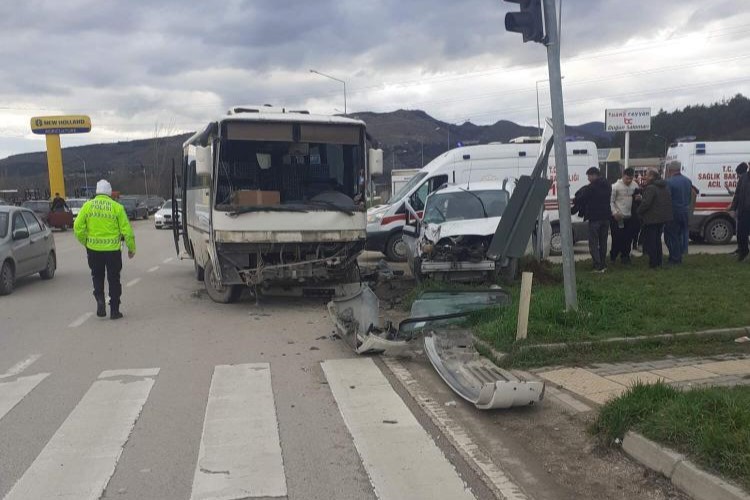 Amasya’da midibüs ile kamyonet çarpıştı: 6 yaralı
