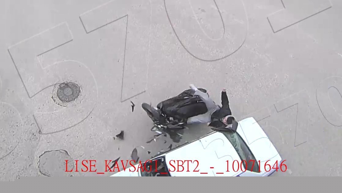 Amasya’da motosiklet ile otomobilin çarpıştığı kaza kamerada
