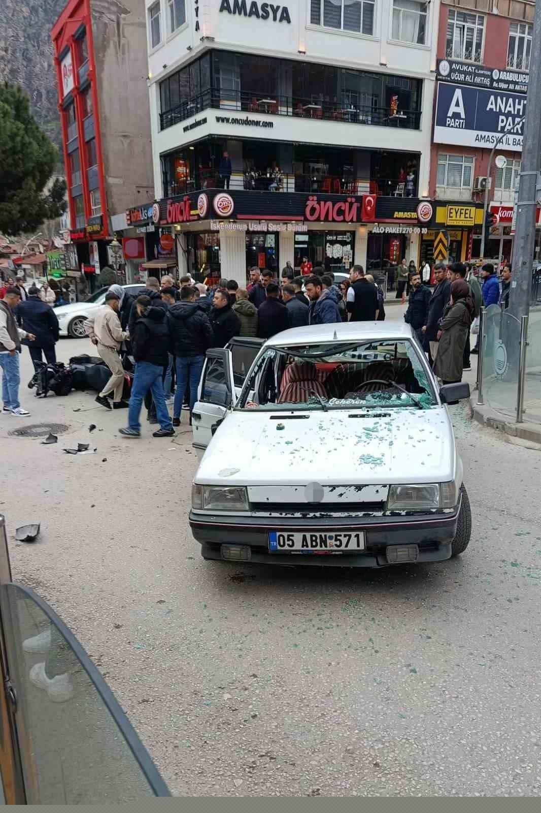 Amasya’da motosiklet ile otomobilin çarpıştığı kaza kamerada
