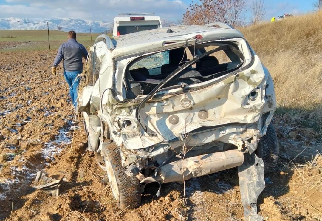 Amasya’da otomobil ile SUV araç çarpıştı: 8 yaralı

