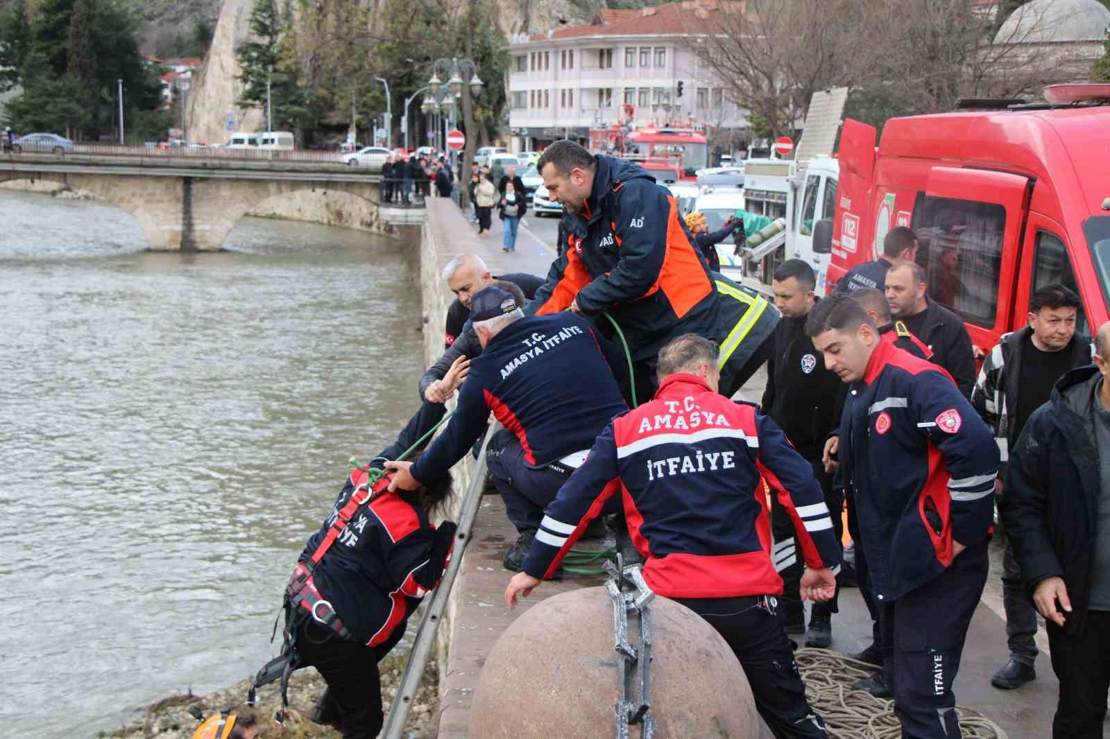 Amasya’da otomobil köprüden Yeşilırmak Nehri’ne uçtu: Anne-kızı ekipler kurtardı
