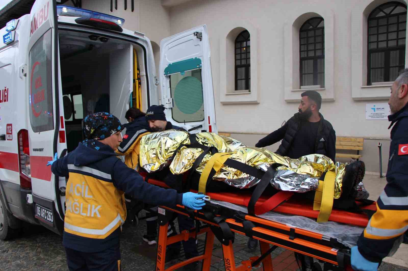 Amasya’da otomobil köprüden Yeşilırmak Nehri’ne uçtu: Anne-kızı ekipler kurtardı
