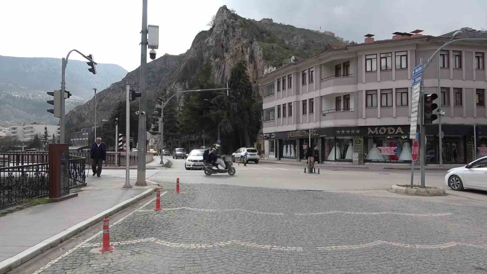 Amasya’da otomobilin çarptığı motosikletli havada takla attı
