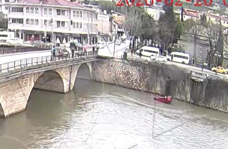 Amasya’da otomobilin Yeşilırmak Nehri’ne uçtuğu kaza kamerada
