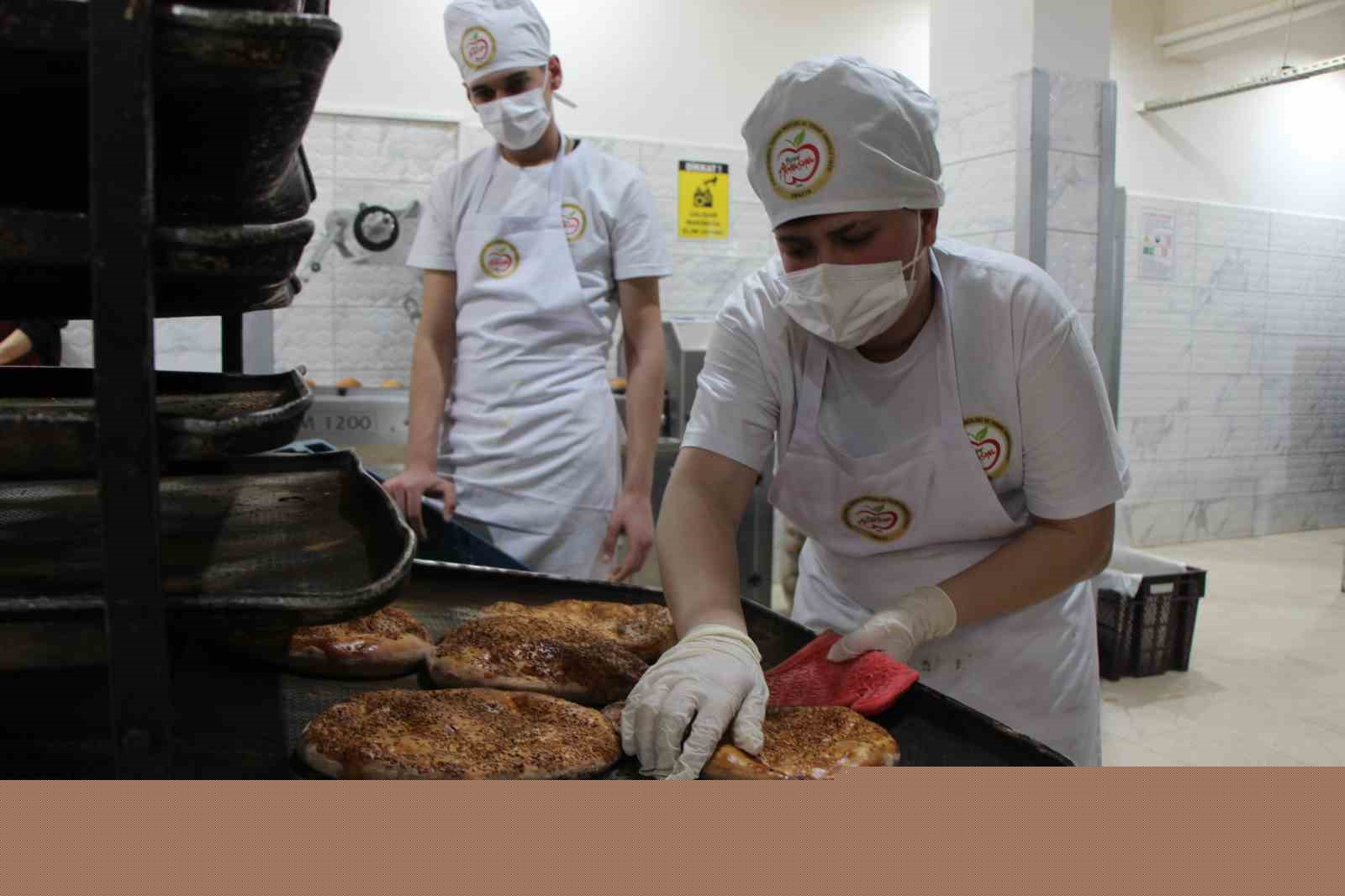 Amasya’da Ramazan pideleri meslek liselilerden
