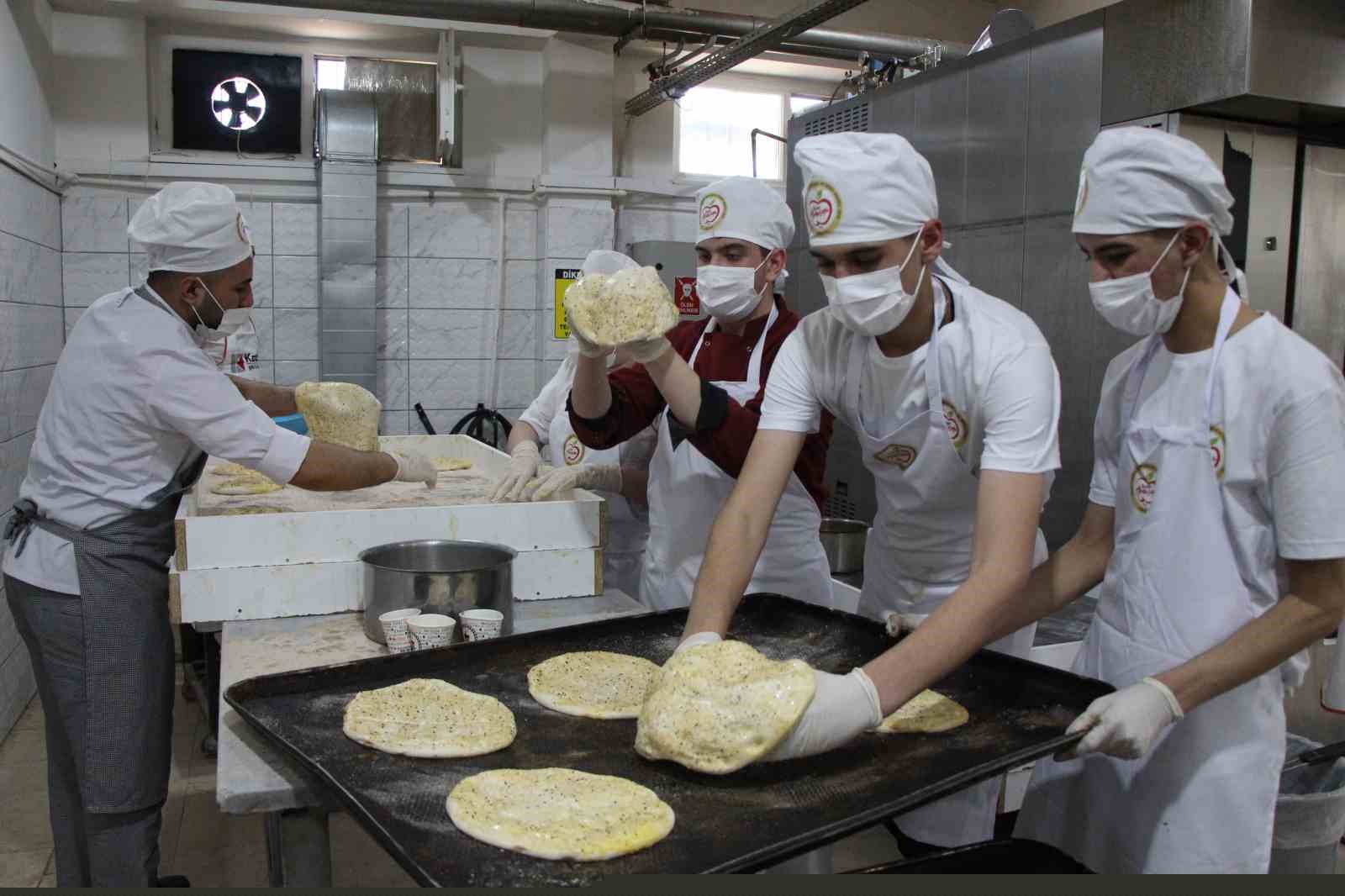 Amasya’da Ramazan pideleri meslek liselilerden
