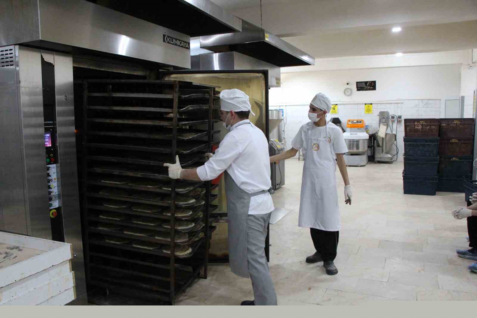 Amasya’da Ramazan pideleri meslek liselilerden
