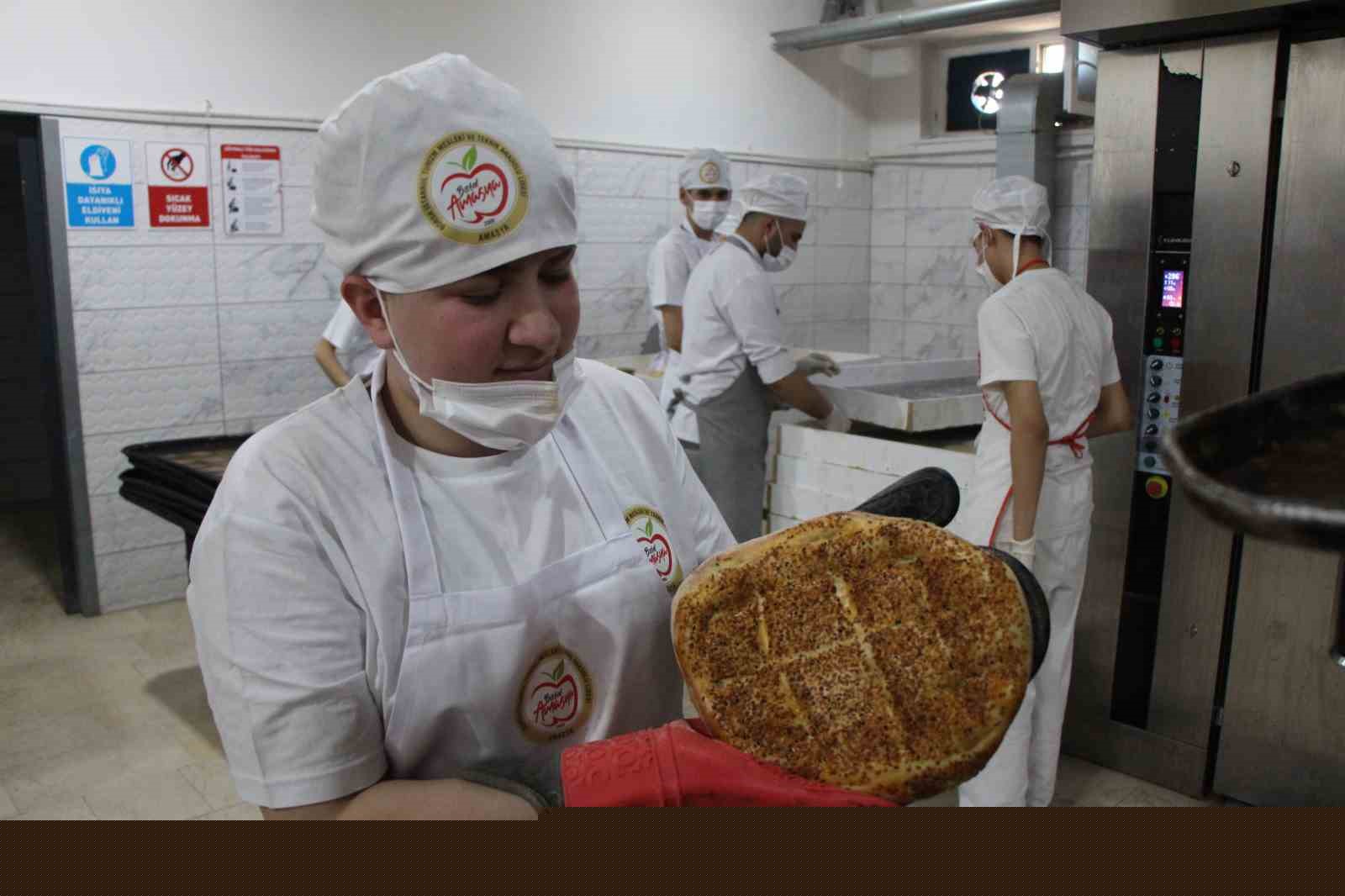 Amasya’da Ramazan pideleri meslek liselilerden
