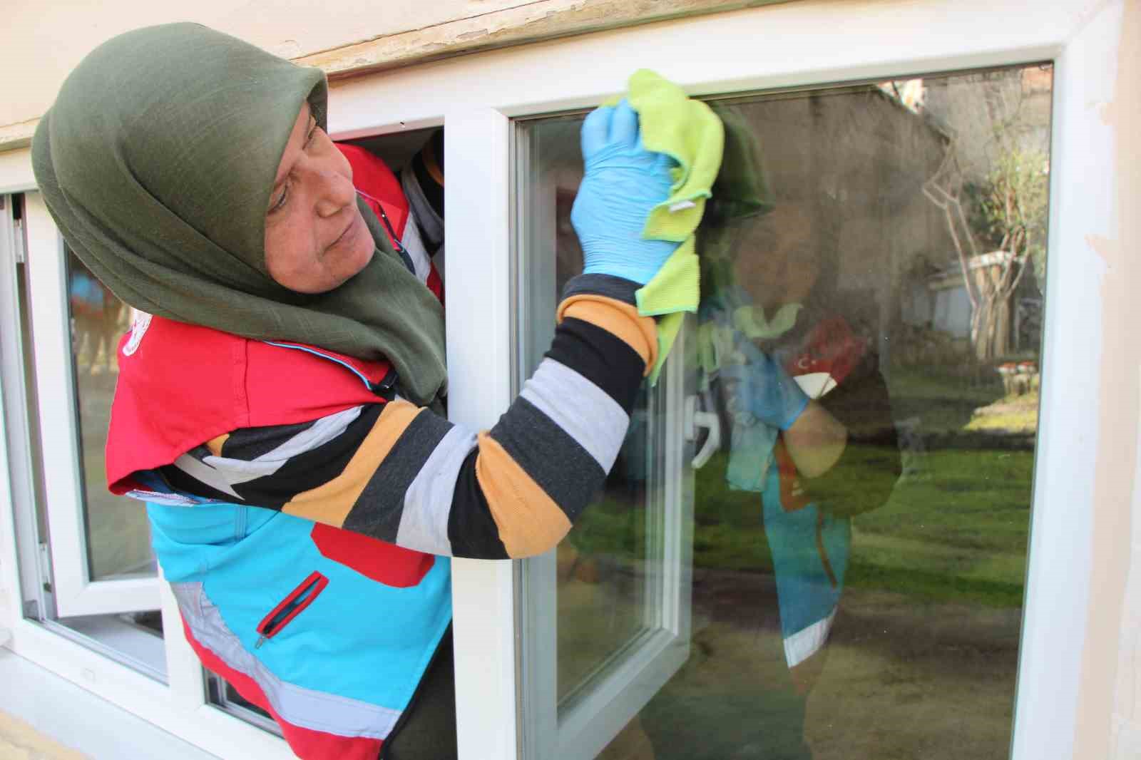 Amasya’da yaşlıların bayram temizliğini ‘vefalı eller’ yaptı
