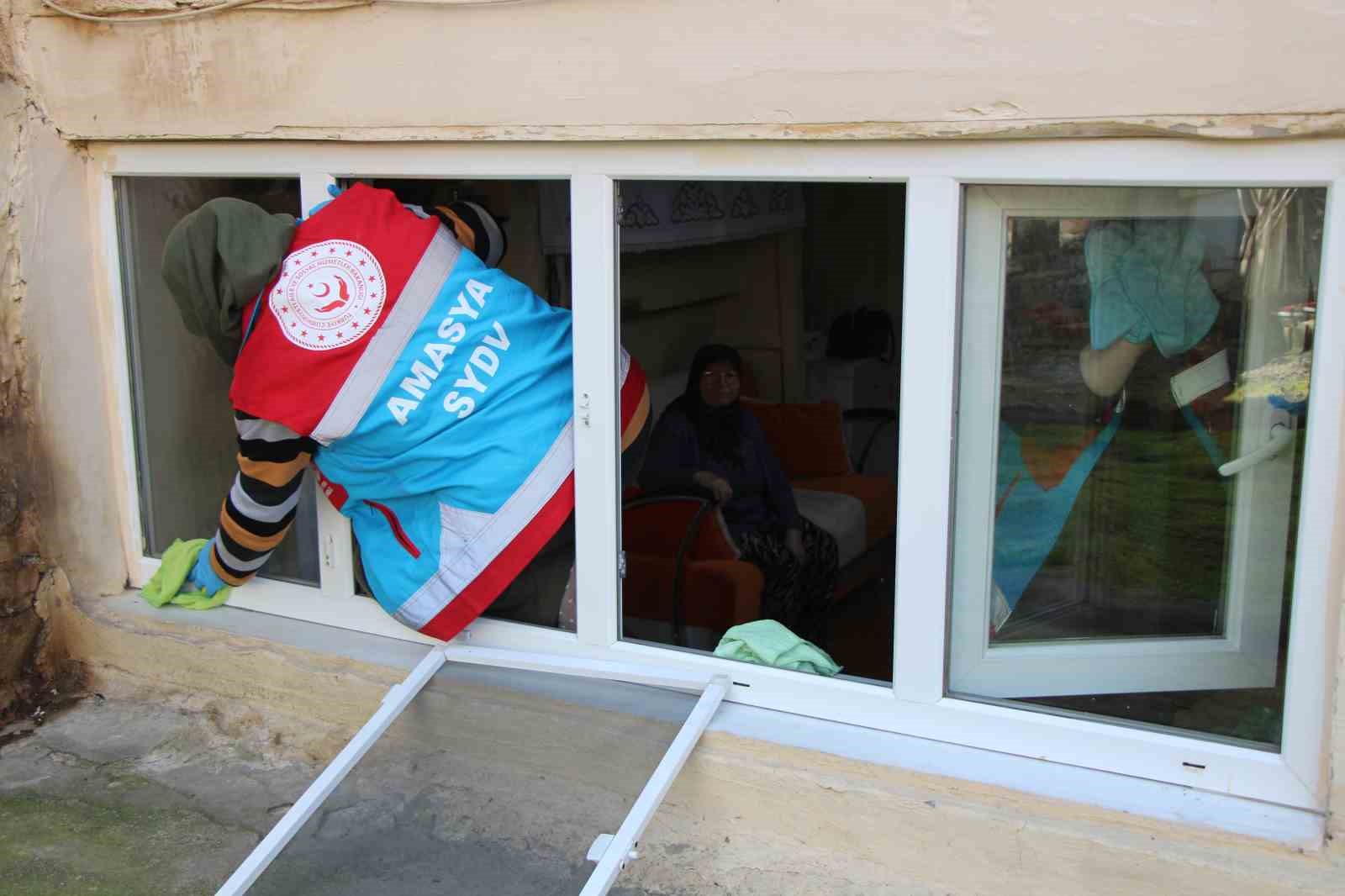 Amasya’da yaşlıların bayram temizliğini ‘vefalı eller’ yaptı
