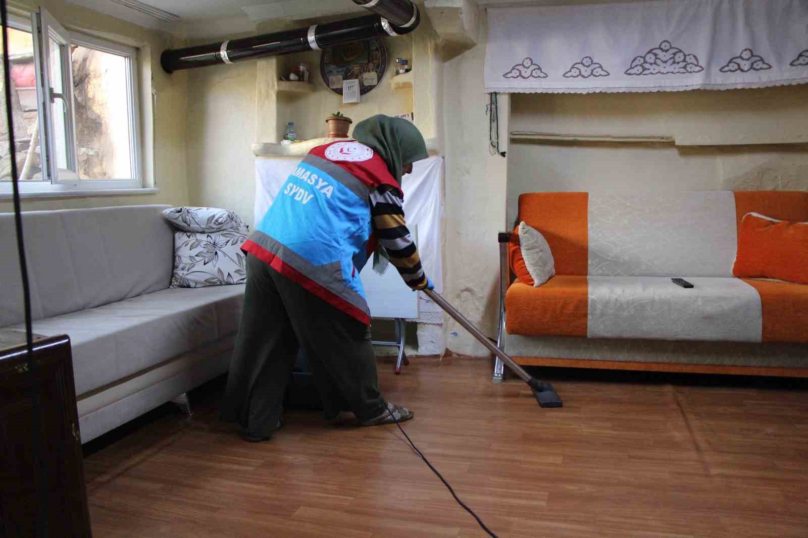 Amasya’da yaşlıların bayram temizliğini ‘vefalı eller’ yaptı
