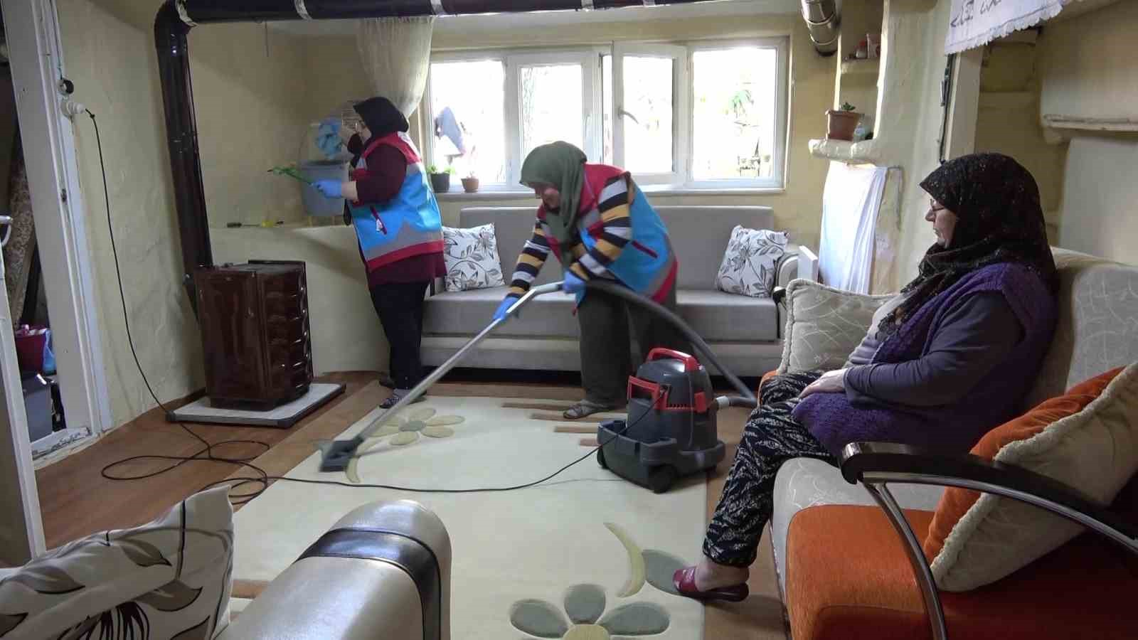 Amasya’da yaşlıların bayram temizliğini ‘vefalı eller’ yaptı
