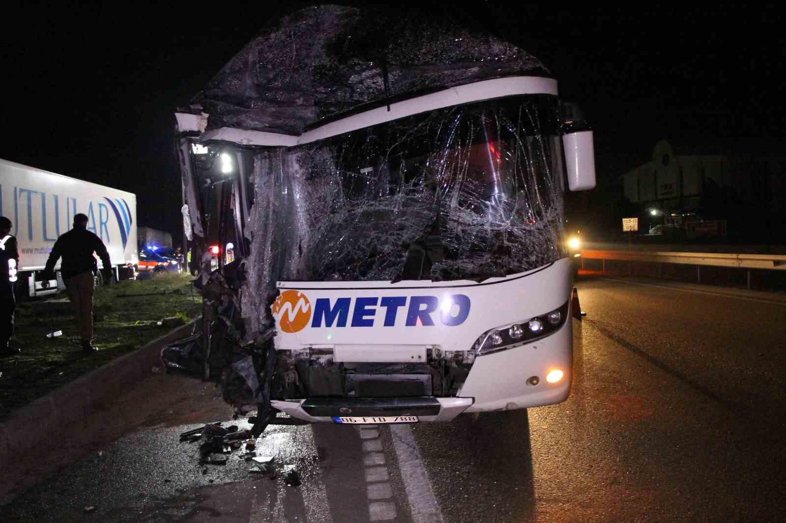 Amasya’da yolcu otobüsü ile tırın çarpıştığı kazada 11 yaralı
