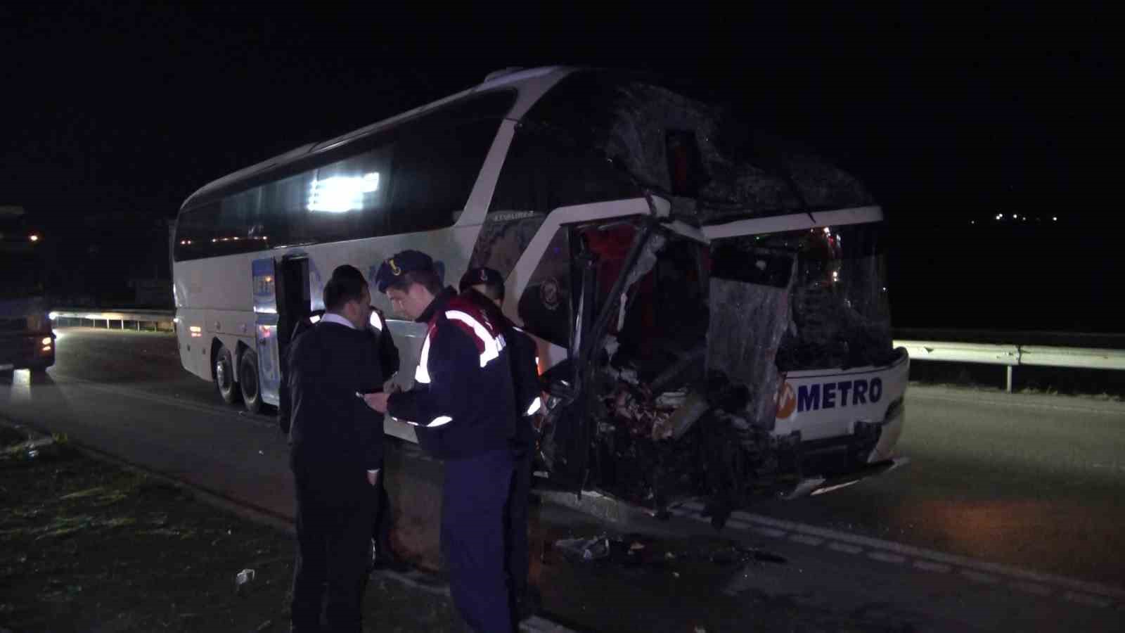 Amasya’da yolcu otobüsü ile tırın çarpıştığı kazada 11 yaralı

