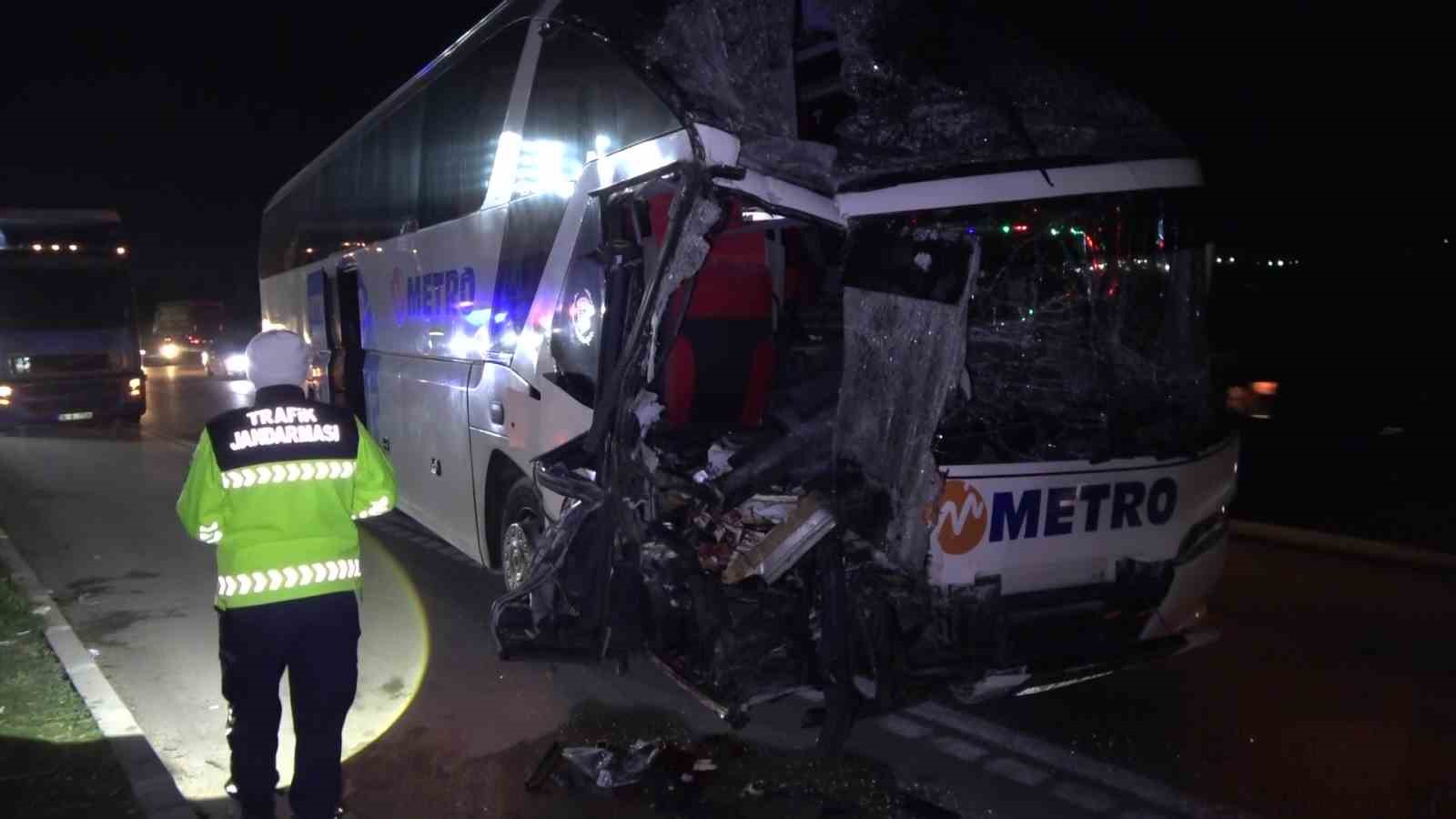 Amasya’da yolcu otobüsü ile tırın çarpıştığı kazada 11 yaralı
