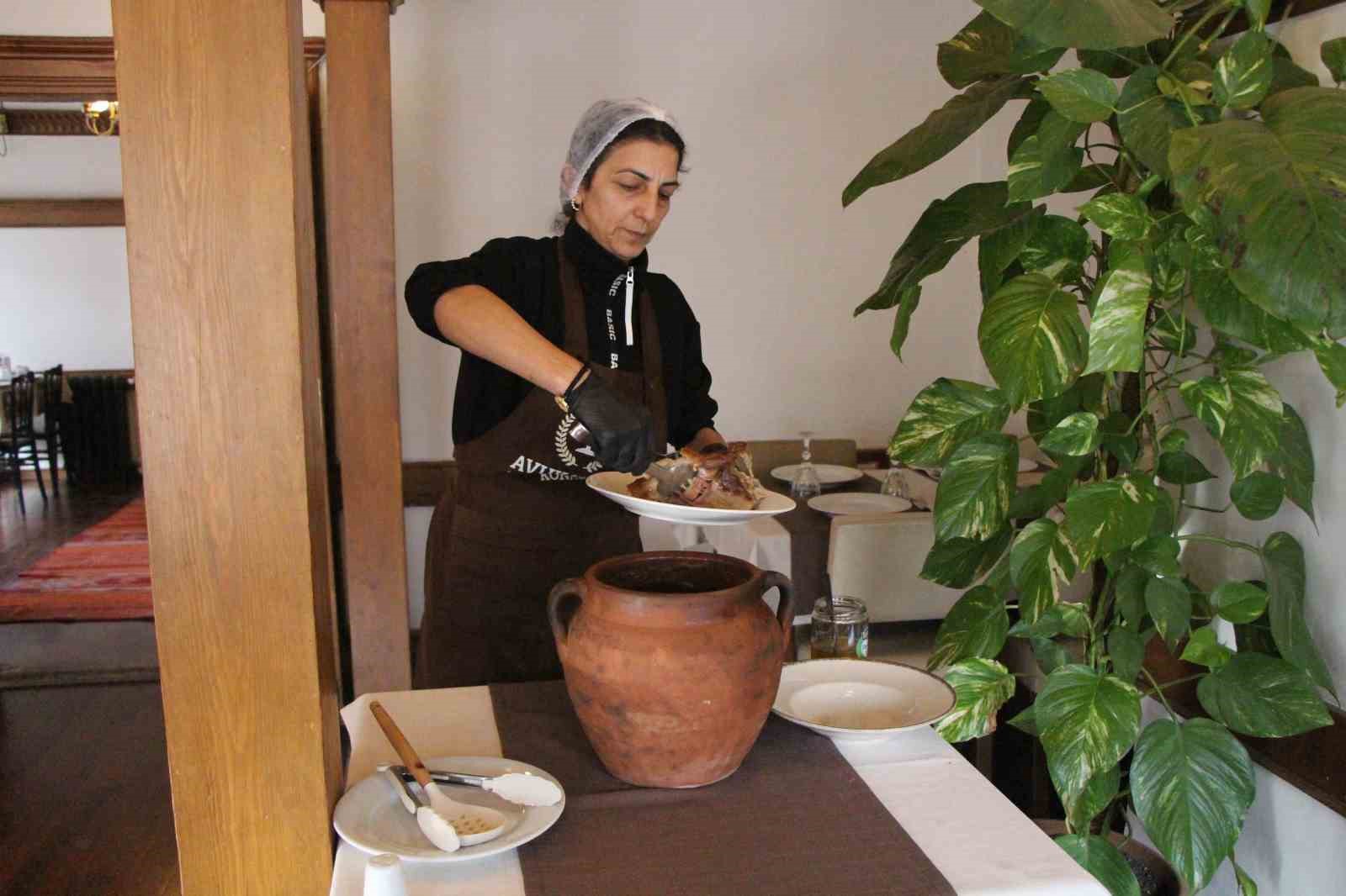 Amasya’nın tescilli lezzeti ’taş fırın keşkeği’: Pişmesi 12 saat sürüyor
