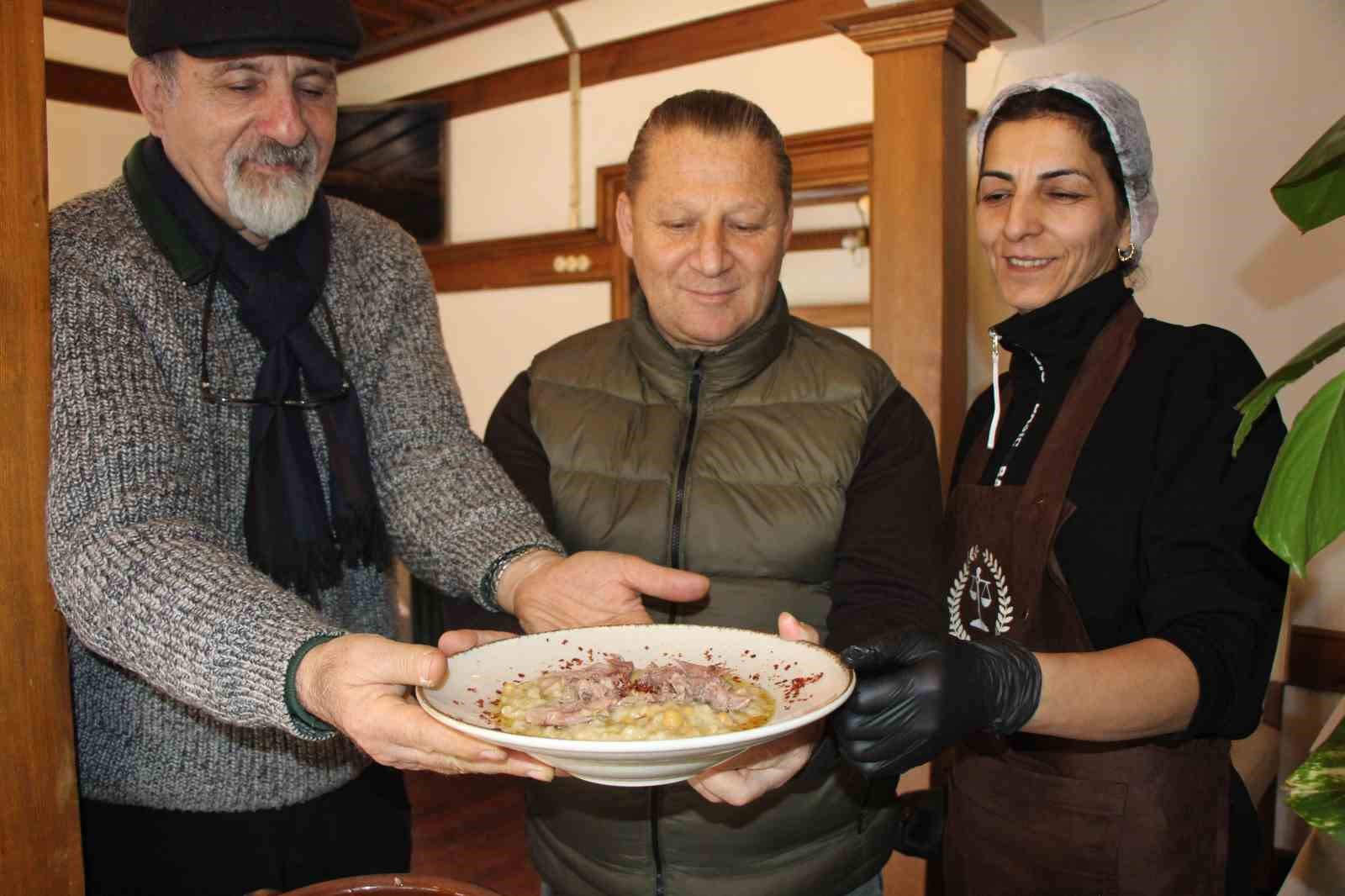 Amasya’nın tescilli lezzeti ’taş fırın keşkeği’: Pişmesi 12 saat sürüyor
