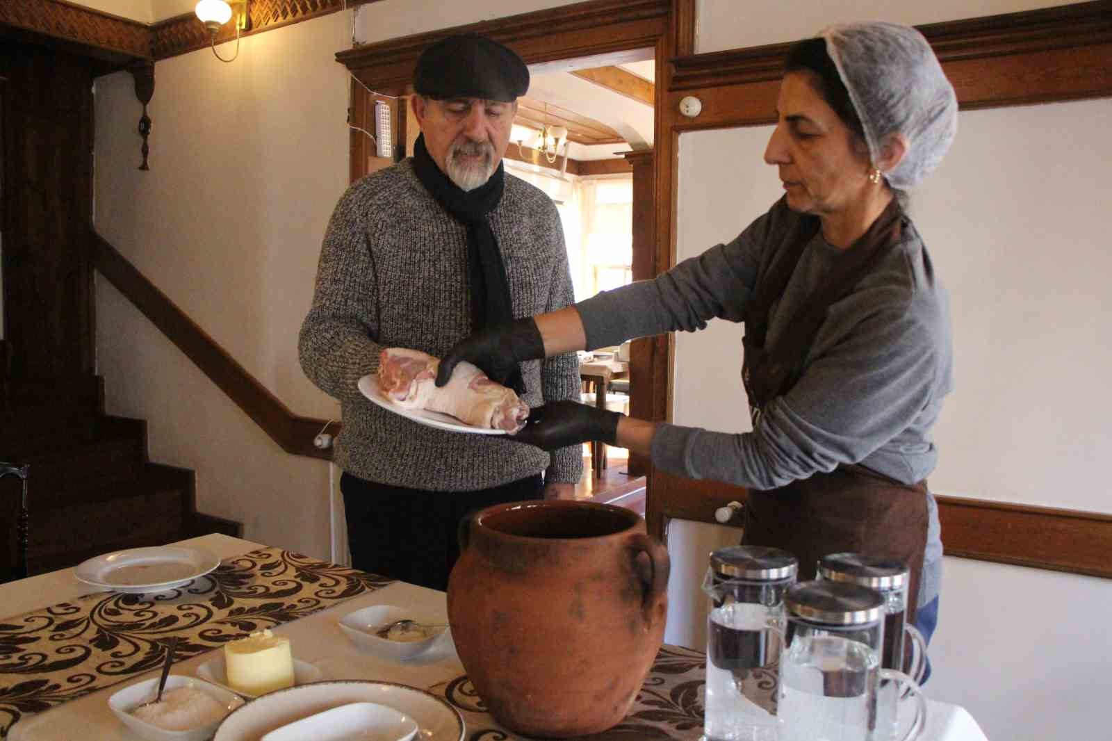 Amasya’nın tescilli lezzeti ’taş fırın keşkeği’: Pişmesi 12 saat sürüyor
