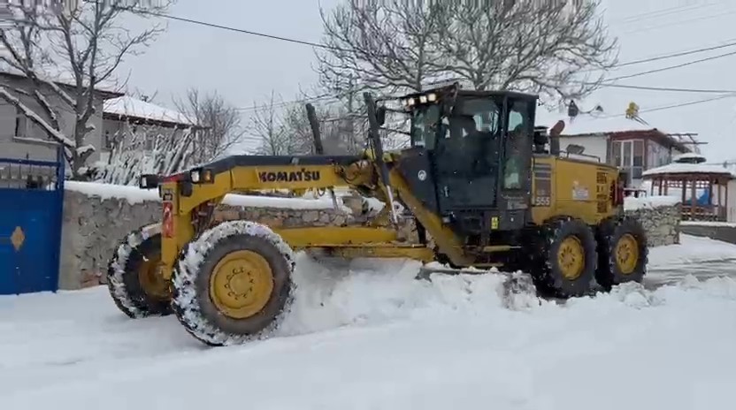 Amasya’ya Mart ayında kış geri döndü, Alan köyünde karlı yol greyderle açıldı
