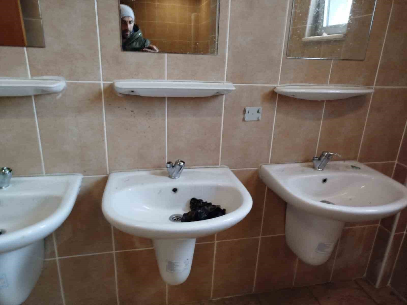 Amatör lig maçında olay çıktı: Musluklar söküldü, camlar kırıldı
