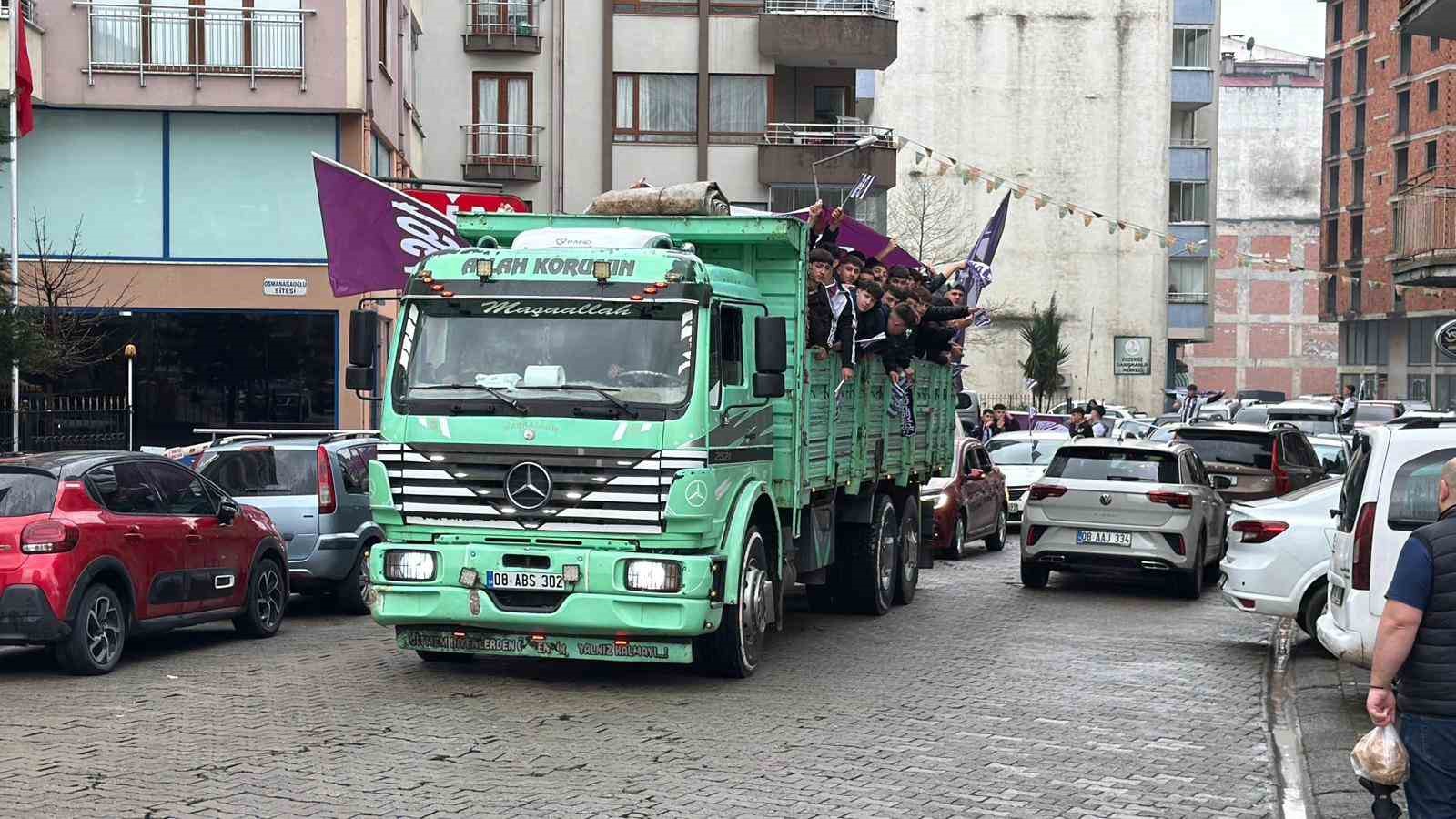 Amatör maçta ilginç görüntüler: Taraftarlar kamyon kasasında maça gitti
