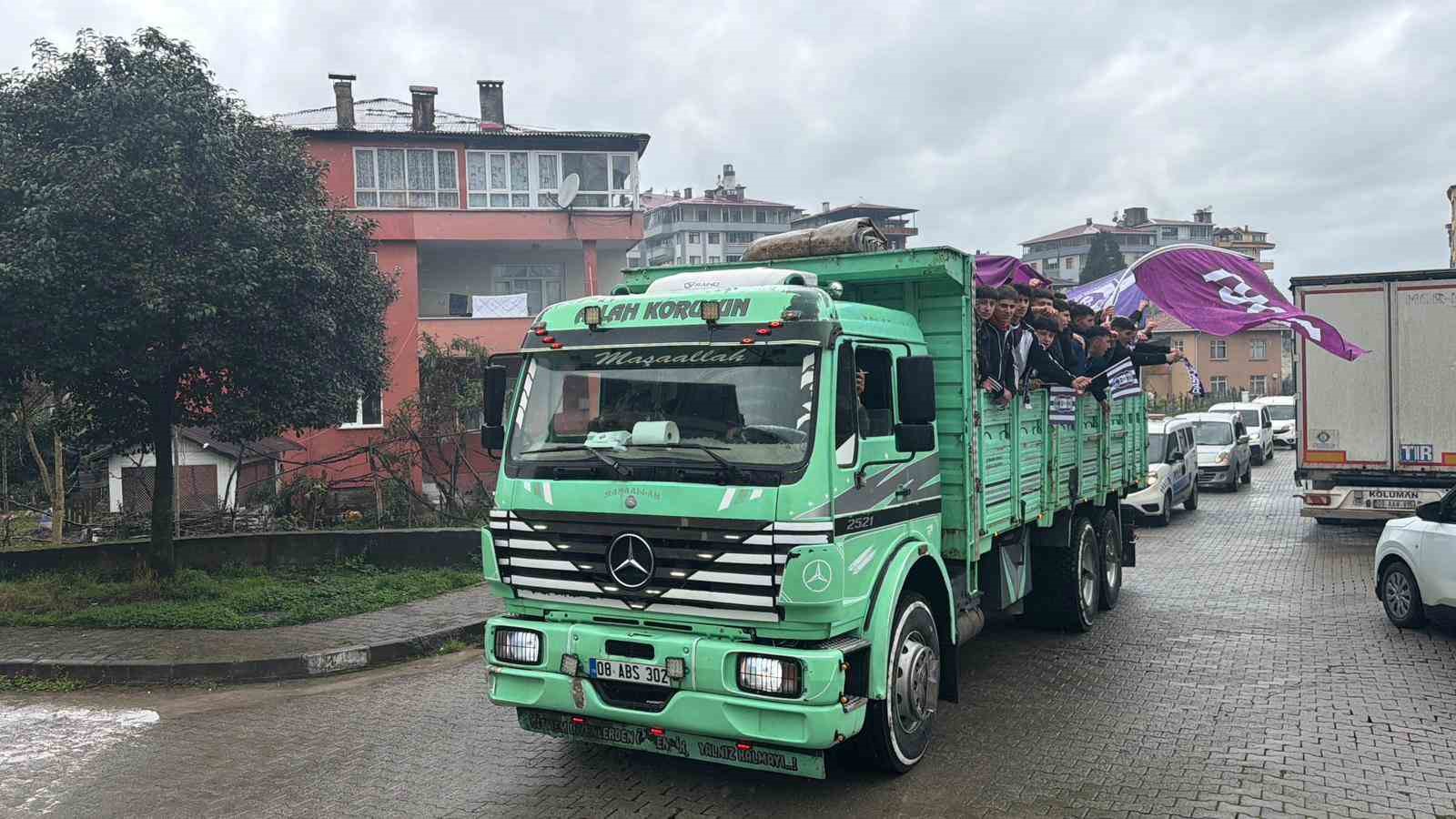 Amatör maçta ilginç görüntüler: Taraftarlar kamyon kasasında maça gitti
