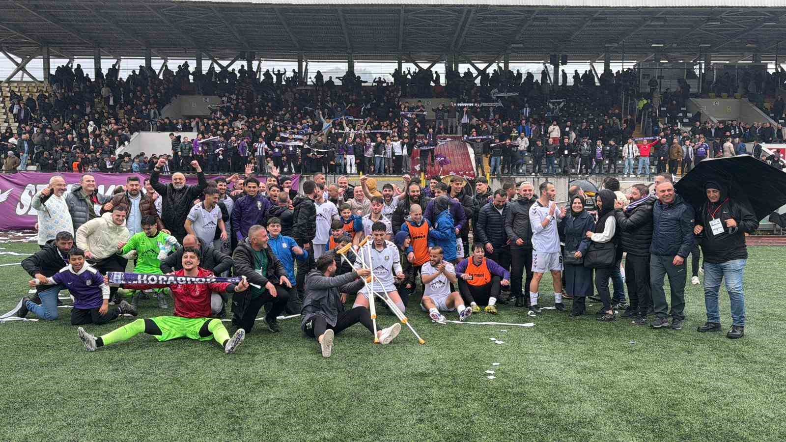 Amatör maçta ilginç görüntüler: Taraftarlar kamyon kasasında maça gitti
